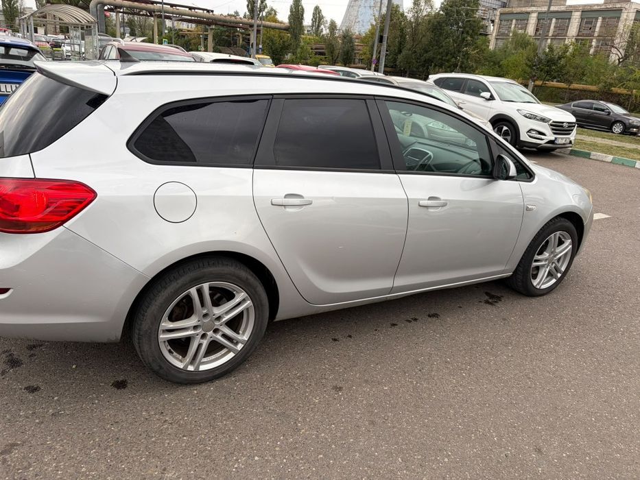 Opel Astra J Sports Tourer, an 2011,
