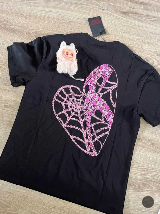 Tricou unisex black "Broken Heart" cu imprimeu roz - Revenge
