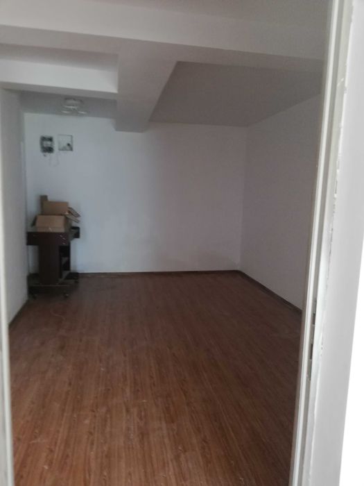 Apartament cu 3 camere vând an floresti