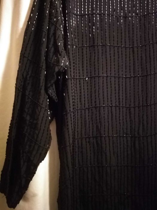 Bluza neagra cu margele aplicate