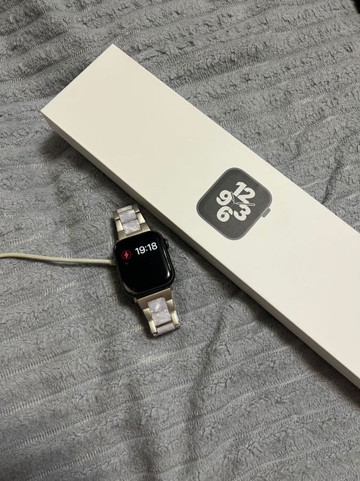 Продаю часы  Оригинал 40 мм SE первые