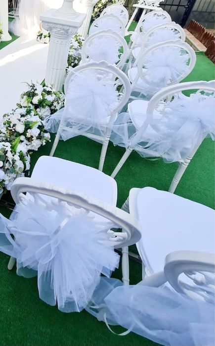 vand 18 scaune albe chiavary