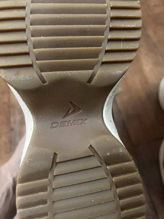 Кроссовки демисезон.