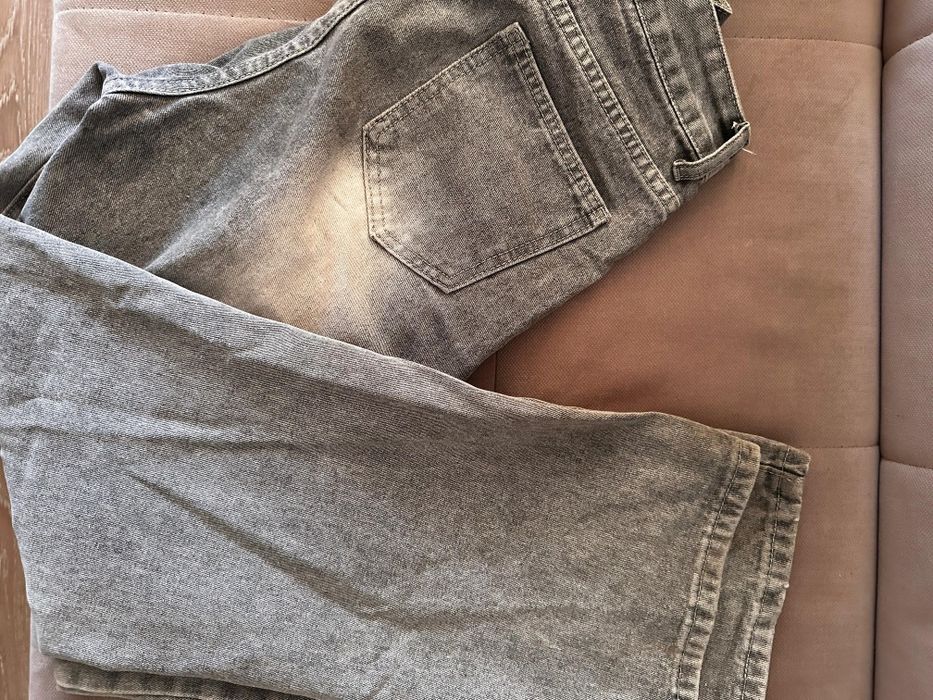 Джинсы серого цвета