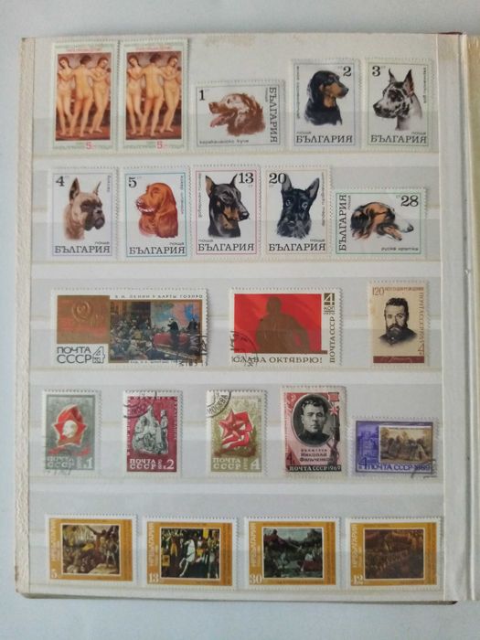 Класьор със стари пощенски марки за колекционери.