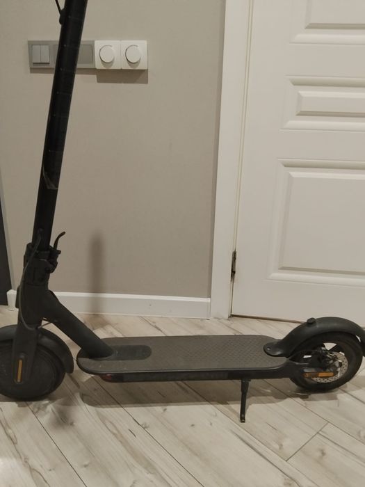Продам электросамокат Xiaomi Mi Electric Scooter Essential