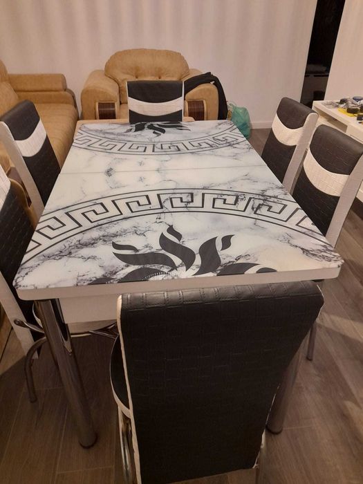 Vând masa extensibila cu scaune