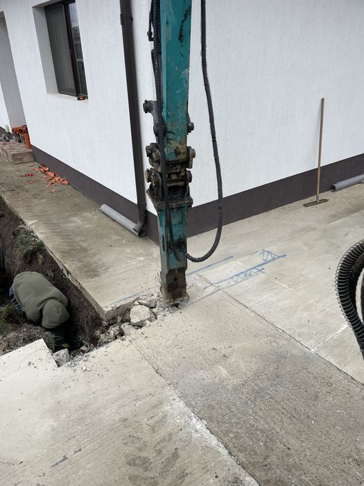 Miniexcavator cu picon de 4 tone