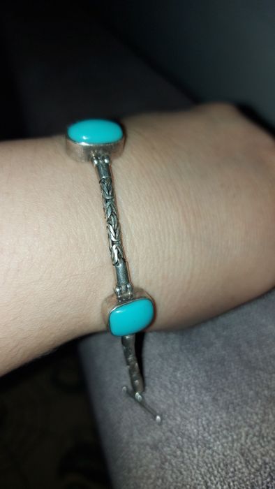 Продается браслет из серебра 925 пробы с камнями бирюзы.