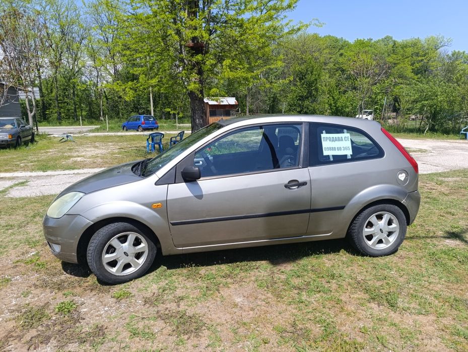 Продавам Форд Фиеста