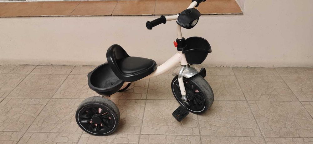 Tricicleta pentru copii 1-3 ani, sa cu spatar, lumina, muzica si cos