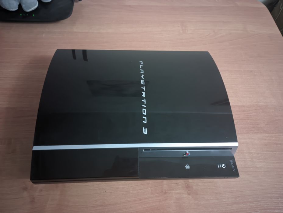 Продам PS3 Fat в почти идеальном состоянии