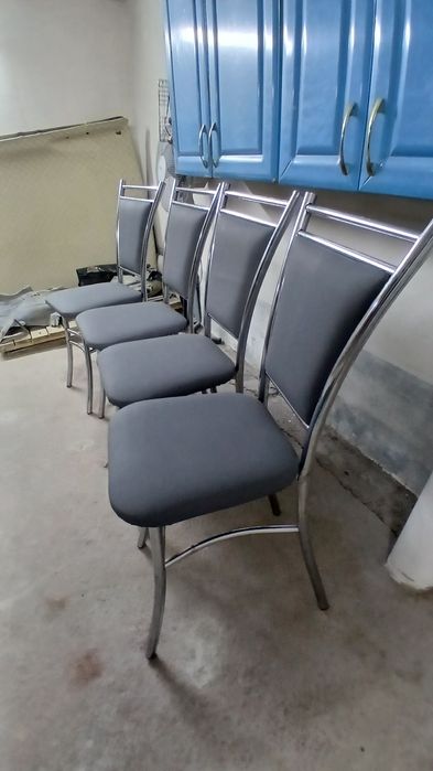 Стулья прочные, 4 штуки