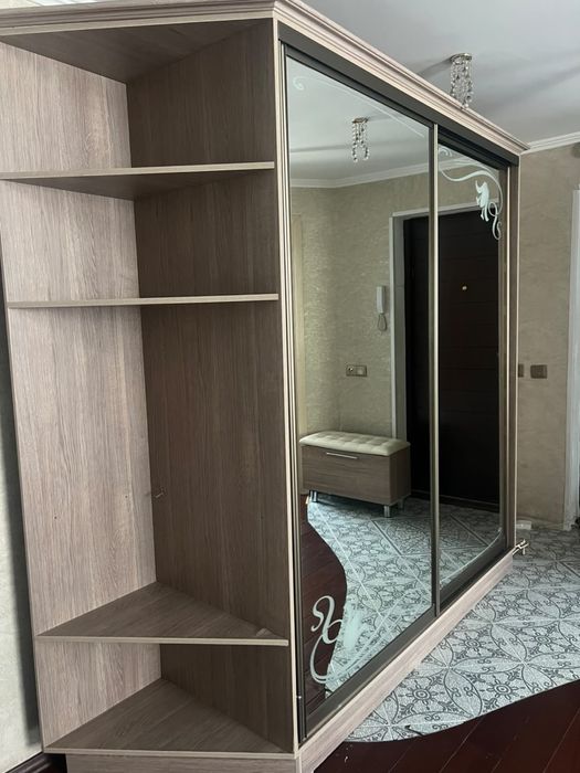 Шкаф в прихожую дерево