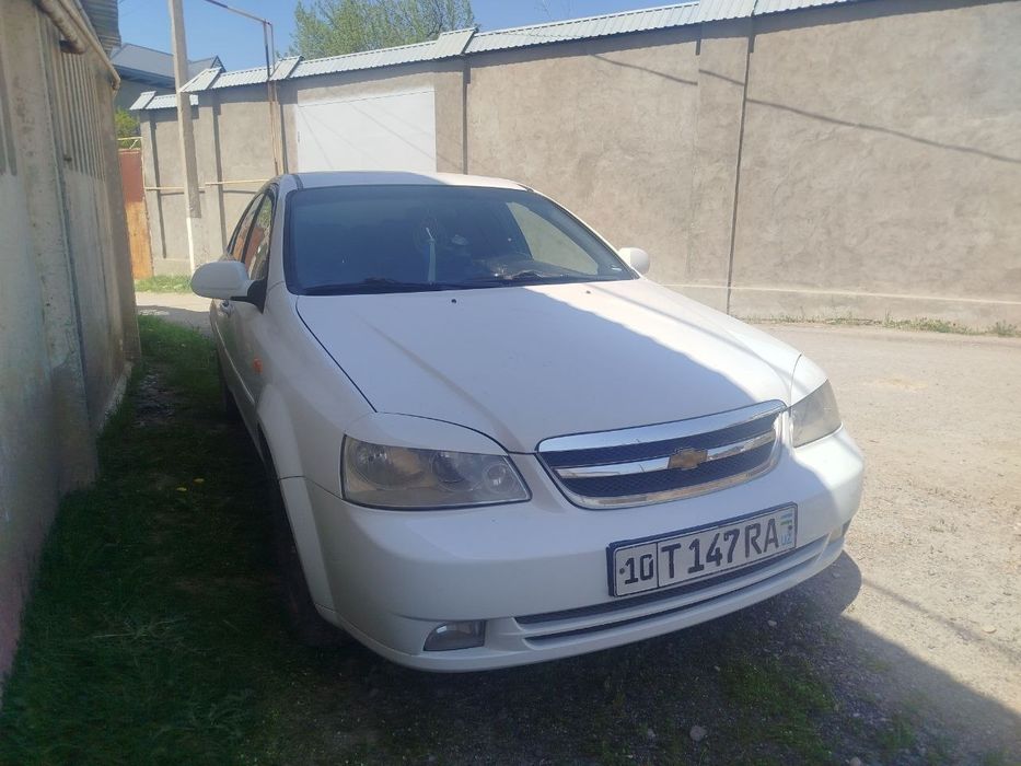 Lacetti 1.8 sotiladi