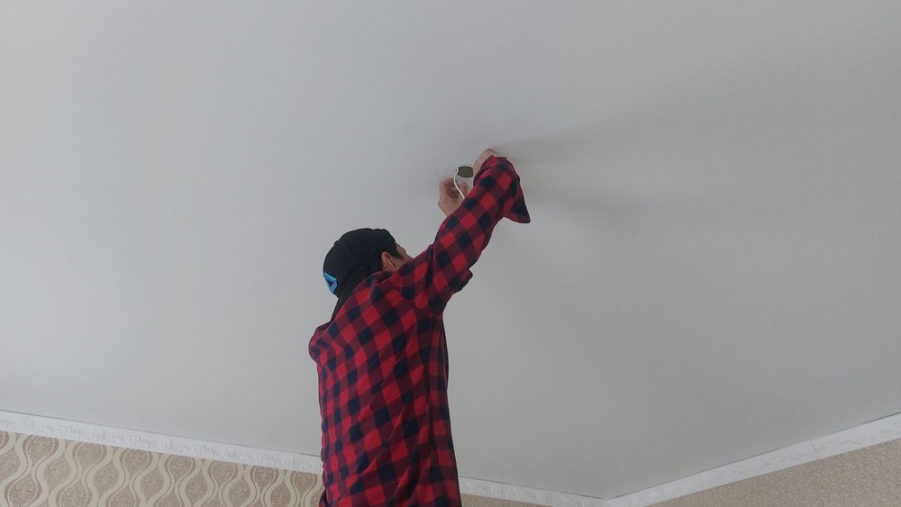 Установка плинтус и люстра