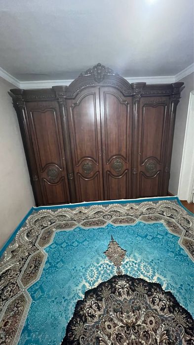 Shkaf holati toza yangidek mebel ichlari keng polkalari yam mustakkam