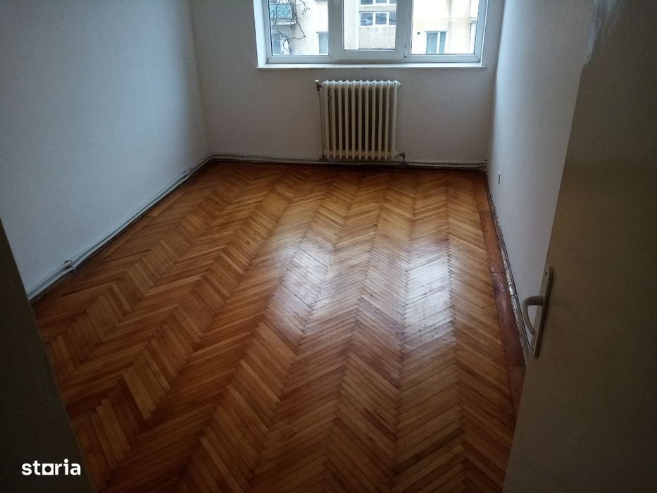 Apartament 4 camere decomandat,Simeria- zonă centrală