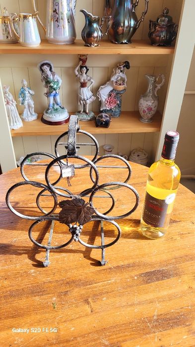 Декоративна стойка, поставка за вино от ковано желязо нова