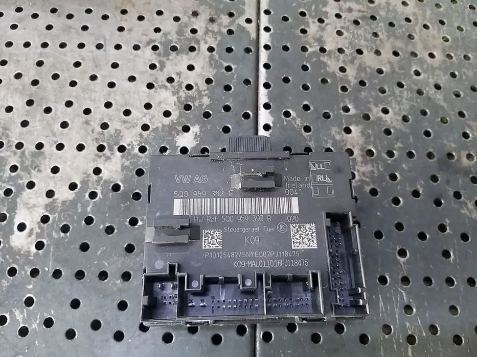 Modul calculator usa stanga fata vw touran 3 5q0959393