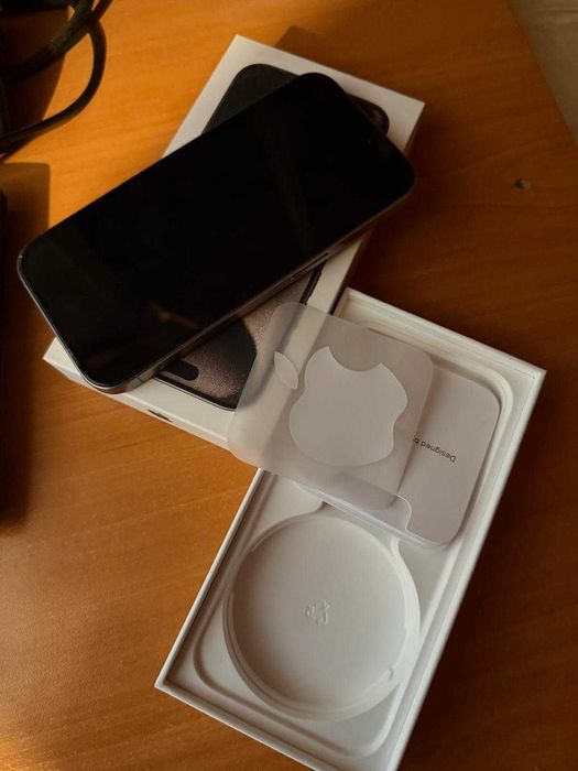 Продавам iphone 15 pro natural titanium
