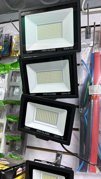 Прожекторы в помещение и на улицу разные.