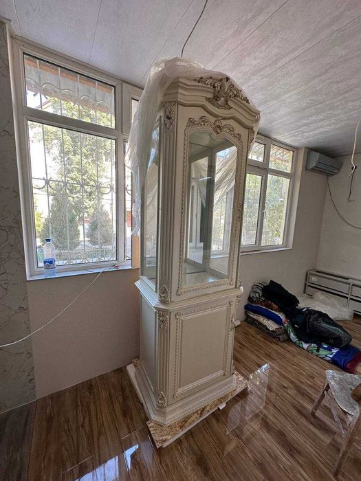 Шкаф-витрина (сервант) б/у, но почти как новая.