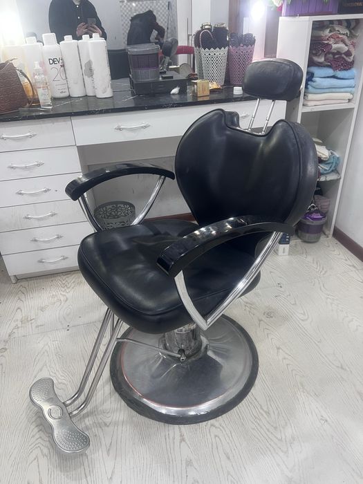 Salon uchun mebel sotiladi arzon narxda 3ta oyna 2ta kreslo