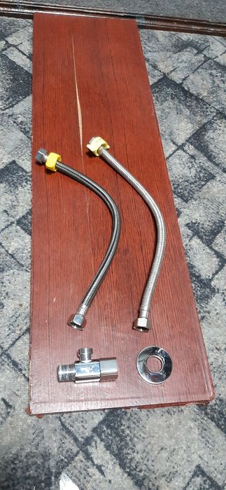 Кран и шланги(2штуки).