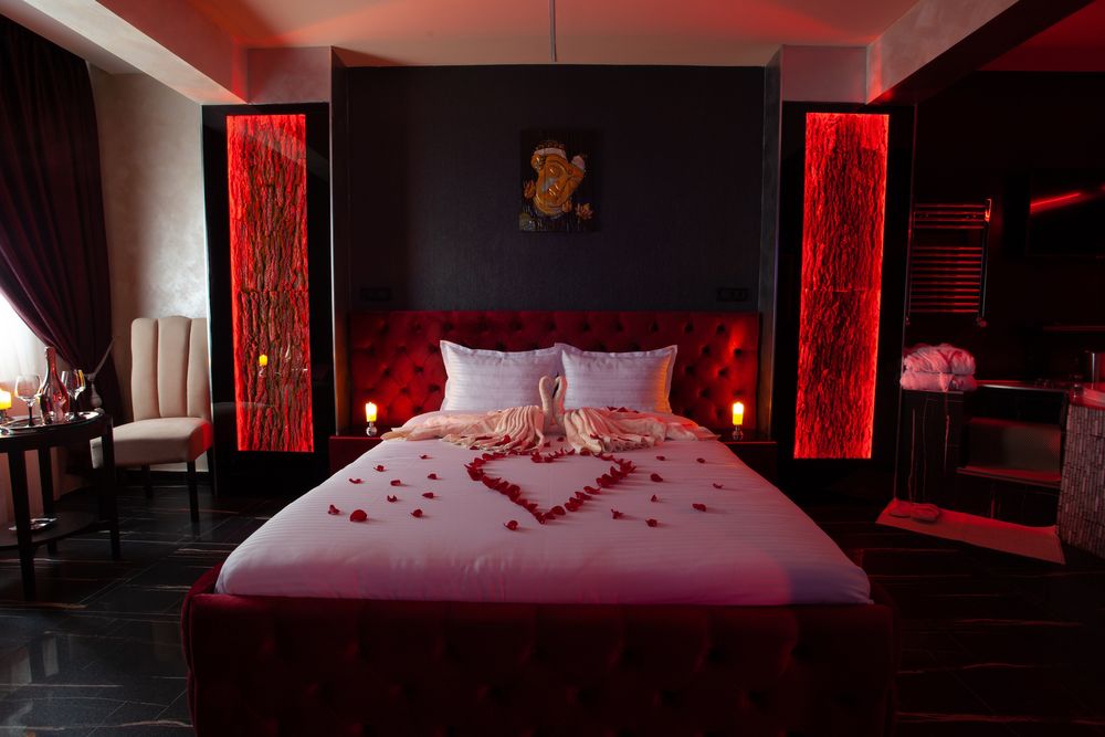 Regim hotelier de Lux cu Jacuzzi in camera