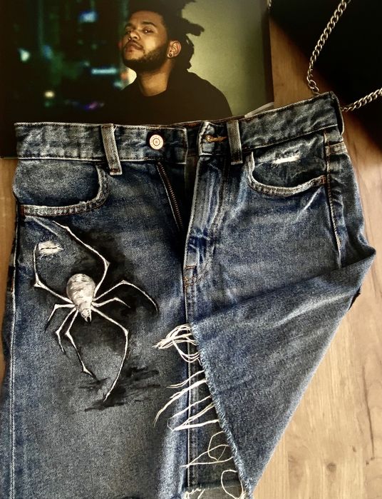 Дънкова пола (ръчно рисувана) Y2K