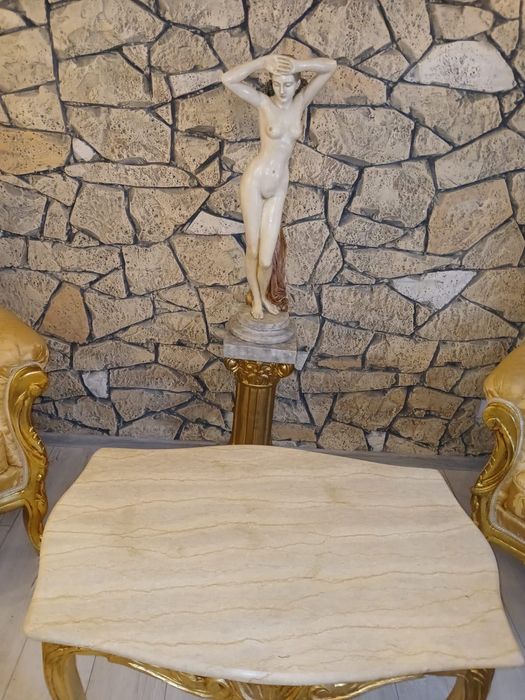 Set BAROC din lemn de fag masiv, reproducere Primavera, în stare impecabilă. Piesele sunt sculptate, fără uzură, potrivite pentru livinguri elegante.