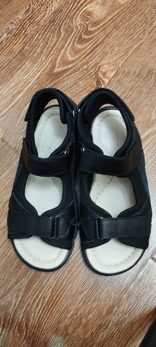 Продам сандали на мальчиков.