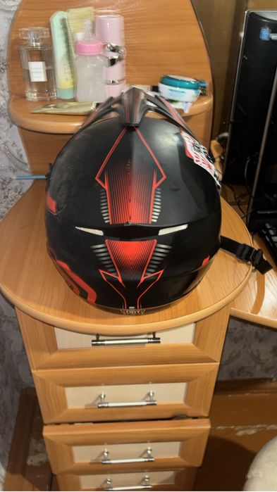 Шлем с перчаткой