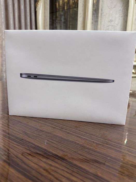 Macbook Air M1.  8/255