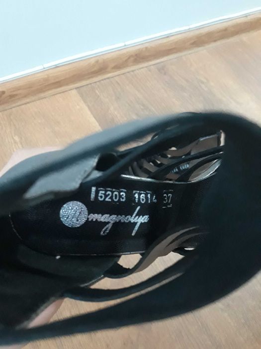 Сребристи сандали