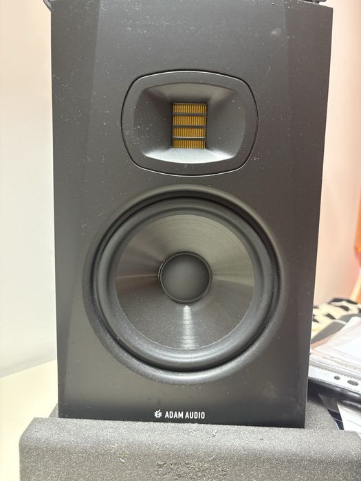 Pereche de monitoare de studio Adam Audio T7V + Paduri