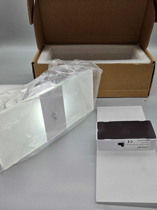 LED стенна лампа с акрилен панел и сензор за движение 2.8W - 2бр!