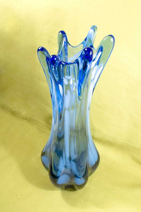 Ваза Синего оттенка с белыми вставками, рванные края