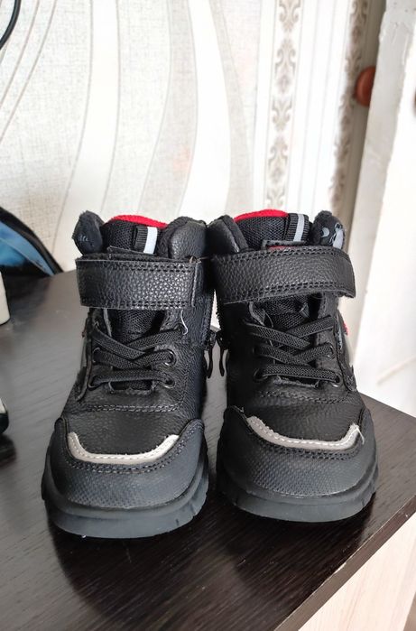 Продам  кроссовки утепленные , кроссовки