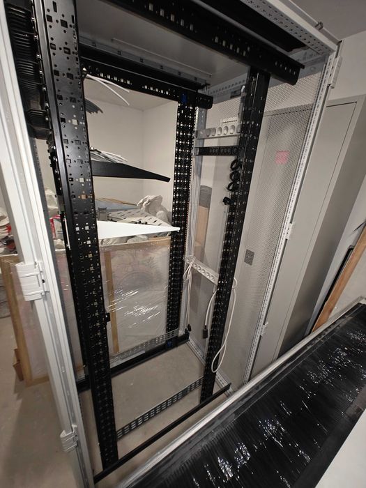 Сървърен / Rack шкаф Rittal 105x80x205 см – висок клас