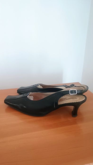 Pantofi negri cu baretă ,damă.