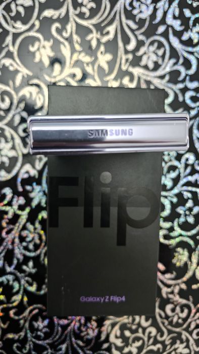 Samsung Galaxy Z Flip 4 – Ca nou! + Cutie originală + 3 huse cadou
