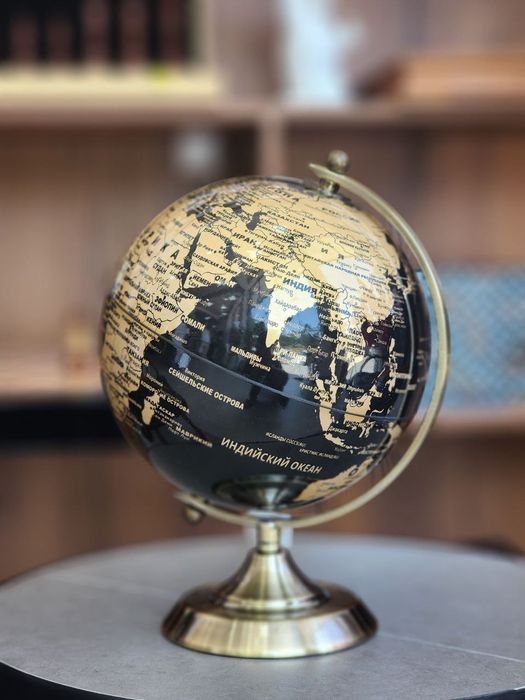 Этот роскошный черно-золотой глобус станет настоящим украшением любого