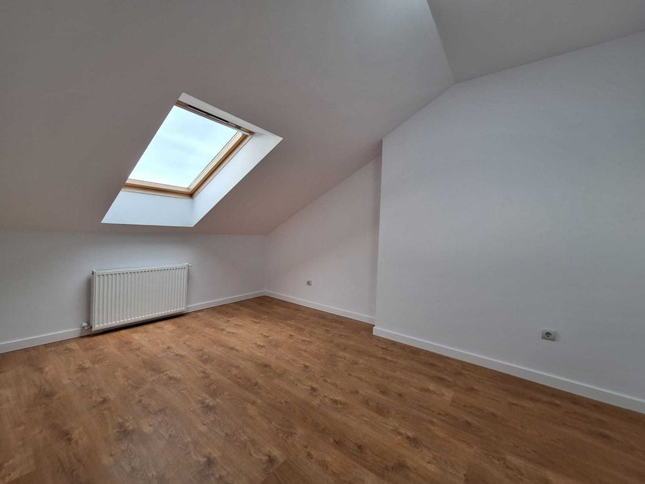 Persoană fizică vând apartament tip mansardă 3 dormitorare + living cu bucatarie open space, situat pe Strada Florilor