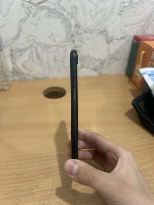 Продам айфон se 2 поколение