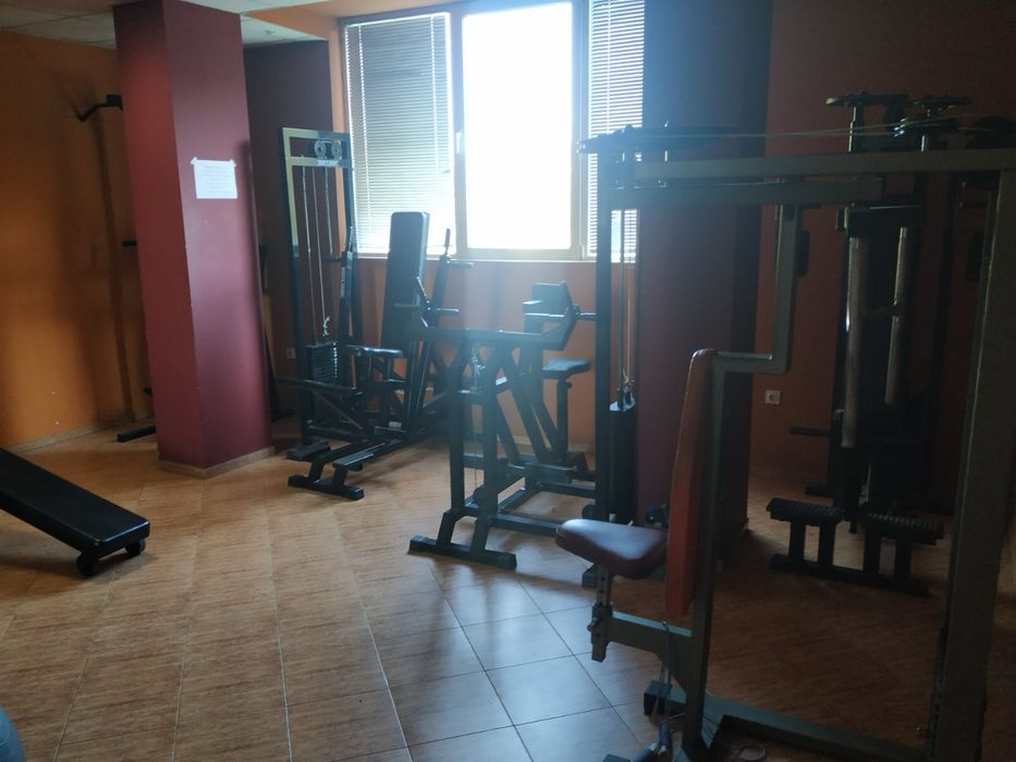 Продавам Фитнес / Бизнес + оборудване/