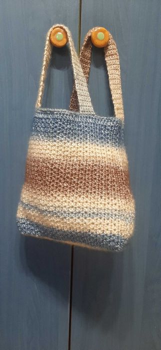 Малка, удобна чанта, плетена на една кука