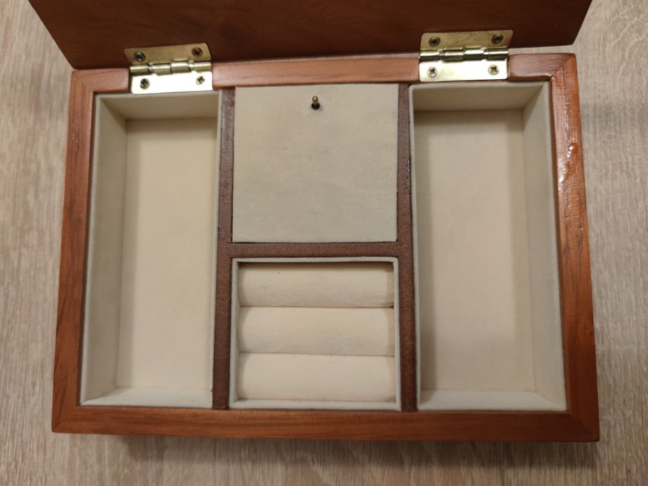 Cutie bijuterii muzicala lemn argintata 925