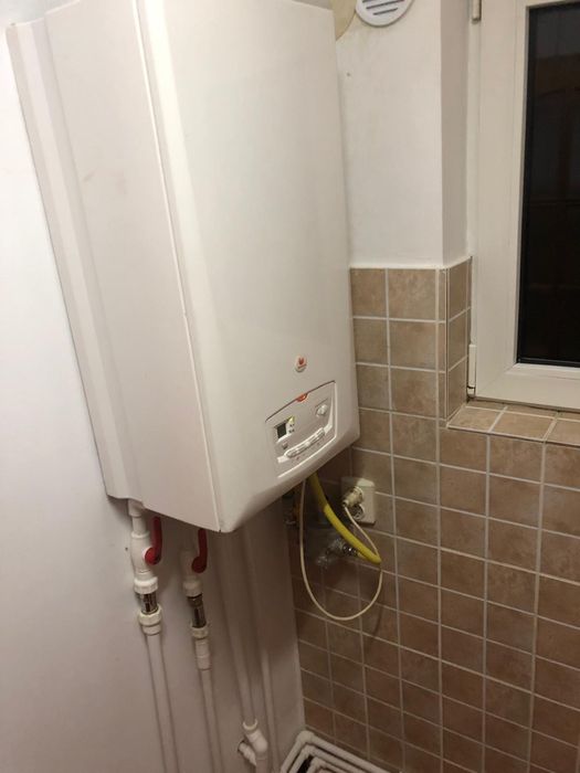 Dau spre inchiriere  garsoniera, mobilata, cu centrala,